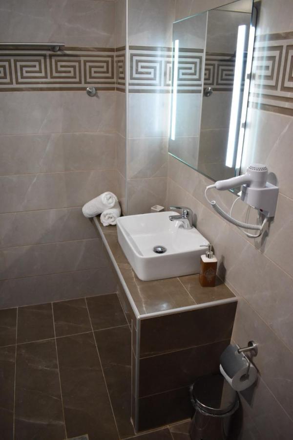 Thea Studios Stavros  Luaran gambar
